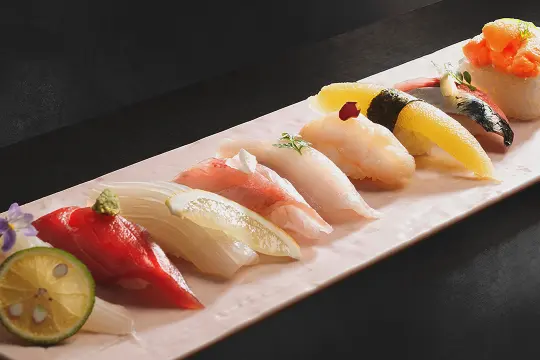 握りたての寿司の画像